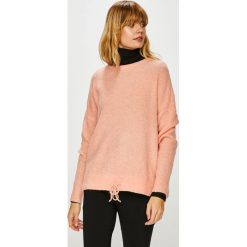 Vero Moda - Sweter. Pomarańczowe swetry klasyczne damskie marki Vero Moda, s, z elastanu, z okrągłym kołnierzem. W wyprzedaży za 69,90 zł.