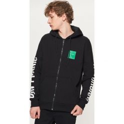 Bluza z napisem - Czarny. Czarne bluzy męskie rozpinane marki Cropp, l, z napisami. Za 39,99 zł.