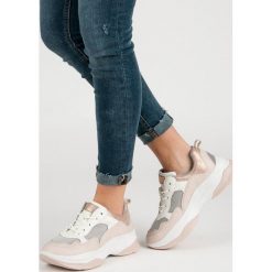 MODNE RÓŻOWE SNEAKERSY. Różowe trampki i tenisówki damskie marki KYLIE, bez wzorów, bez zapięcia. Za 127,90 zł.