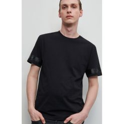 T-shirt z dekoracyjną taśmą - Czarny. Czarne t-shirty męskie Reserved, s, bez wzorów, bez kołnierzyka. Za 59,99 zł.