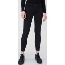 Spodnie slim fit z zamkami - Czarny. Czarne spodnie damskie Sinsay, bez wzorów. W wyprzedaży za 29,99 zł.