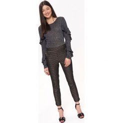 Eleganckie spodnie damskie w błyszczącą pepitkę. Żółte spodnie damskie Top Secret, z tkaniny. Za 149,99 zł.