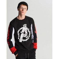 Bluza Avengers - Czerwony. Czerwone bluzy męskie Cropp, s, z motywem z bajki, bez kołnierzyka, bez rękawów, bez kaptura. Za 99,99 zł.