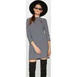 Tommy Jeans - Sukienka. Białe sukienki damskie dzianinowe marki Tommy Jeans, na co dzień, s, casualowe, z okrągłym kołnierzem, z krótkim rękawem, krótkie, mini, proste. W wyprzedaży za 319,90 zł.