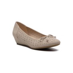 CLARA BARSON W17SS521-13. Półbuty damskie Clara Barson, bez wzorów, ze skóry ekologicznej, bez obcasa, bez zapięcia. Za 79,99 zł.