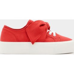 Tenisówki z kokardą. Szare trampki i tenisówki damskie marki Pull&Bear, bez wzorów, bez zapięcia. Za 99,90 zł.