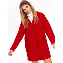 Jednobarwny płaszcz damski z domieszką wełny. Czerwone płaszcze damskie Top Secret, na zimę, bez wzorów, z wełny, eleganckie, krótkie. W wyprzedaży za 99,99 zł.