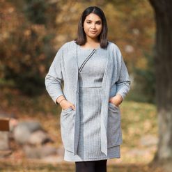 Długi elegancki sweterek kardigan oversize PLUS SIZE JESIEŃ. Szare swetry damskie Moda Size Plus Iwanek, na zimę, xl, bez wzorów, z jeansu, eleganckie, z długim rękawem, długie, bez kaptura. Za 139,00 zł.