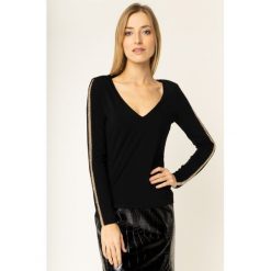 Bluzka Guess Camilla W01P76 K68D0. Czarne bluzki damskie Guess, s, z aplikacjami, z elastanu, bez kołnierzyka, bez rękawów. W wyprzedaży za 299,00 zł.