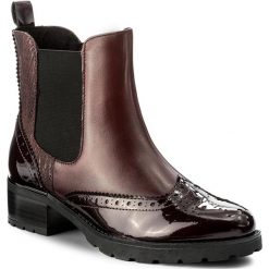 Sztyblety CAPRICE - 9-25405-29 Bordeaux Comb 551. Czerwone buty zimowe damskie marki Caprice, z lakierowanej skóry, na obcasie. W wyprzedaży za 259,00 zł.