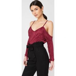 NA-KD Top Pleated Cold Shoulder - Red. Czerwone topy damskie NA-KD, bez wzorów, z poliesteru, bez kołnierzyka. W wyprzedaży za 26,47 zł.