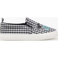 Tenisówki typu slip on - Czarny. Czarne trampki dziewczęce Reserved. W wyprzedaży za 49,99 zł.