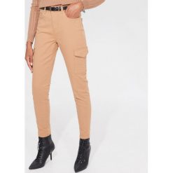 Jeansy z kieszeniami cargo - Beżowy. Brązowe jeansy damskie Mohito. W wyprzedaży za 59,99 zł.
