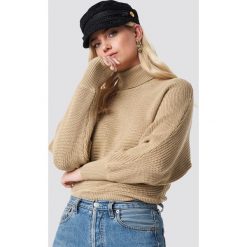 NA-KD Sweter z dzianiny z wywijanym golfem - Beige. Brązowe golfy damskie marki NA-KD, z bawełny. Za 121,95 zł.