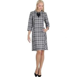 Sukienka z oryginalną krawatką. Sukienki damskie Made in Poland, bez wzorów, z elastanu, bez kołnierzyka, bez rękawów. Za 309,00 zł.