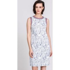 Wzorzysta sukienka mini. Białe sukienki damskie Monnari, na co dzień, na lato, bez wzorów, bez kołnierzyka, bez rękawów, mini, proste. W wyprzedaży za 119,60 zł.