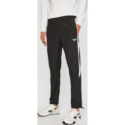 Reebok Classic - Spodnie. Czarne spodnie męskie Reebok Classic, na co dzień, s, bez wzorów, z bawełny, sportowe. W wyprzedaży za 199,90 zł.