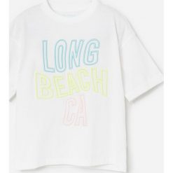 T-shirt z haftowanym napisem - Biały. Białe t-shirty męskie Reserved, z haftami, bez kołnierzyka. W wyprzedaży za 15,99 zł.