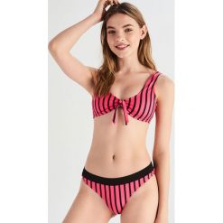 Dwuczęściowy strój kąpielowy w paski - Różowy. Różowe dół bikini marki Sinsay, w paski. Za 49,99 zł.