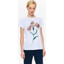 T-SHIRT DAMSKI Z CEKINAMI ORAZ HAFTEM. Szare t-shirty damskie marki Top Secret, eleganckie, z chokerem. Za 34,99 zł.