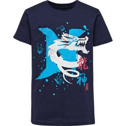 Koszulka "CM-50103" w kolorze granatowym. Niebieskie t-shirty chłopięce LEGO Wear, z nadrukiem, z bawełny, bez rękawów. W wyprzedaży za 29,95 zł.