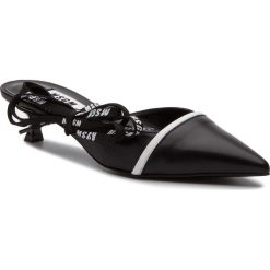 Sandały MSGM - String Sabot 2641MDS832 259 99 Czarny. Czarne klapki damskie MSGM, bez wzorów, ze skóry, bez obcasa. W wyprzedaży za 849,00 zł.