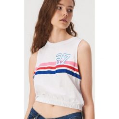 Crop top z nadrukiem retro - Biały. Białe topy damskie Sinsay, s, z nadrukiem, bez kołnierzyka. W wyprzedaży za 9,99 zł.