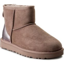 Buty UGG - W Classic Mini II Metallic 1019029 W/Dus. Różowe kozaki damskie Ugg, na zimę, z zamszu, na niskim obcasie, bez zapięcia. Za 729,00 zł.