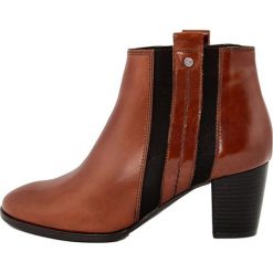 Skórzane botki w kolorze brązowym. Pomarańczowe botki damskie Bluetag, Gusto, bez obcasa, na obcasie, bez zapięcia. W wyprzedaży za 307,95 zł.