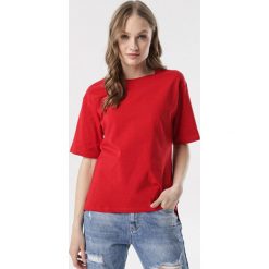 Czerwony T-shirt Crialacia. Czerwone bluzki damskie Born2be, s, bez wzorów, z dzianiny, z okrągłym kołnierzem. Za 54,99 zł.