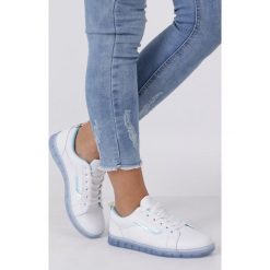 Białe buty sportowe sznurowane z holograficzną wstawką i niebieską podeszwą casu 8-k693b. Niebieskie buty dziewczęce sportowe Casu, bez wzorów, ze skóry ekologicznej, na sznurówki. Za 79,99 zł.