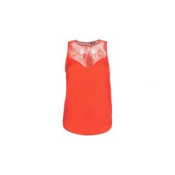 Bluzki Guess SCARLET. Czerwone bluzki damskie marki Guess, s, z aplikacjami, bez kołnierzyka, bez rękawów. Za 219,00 zł.