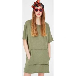 Sukienka typu koszulka. Brązowe t-shirty damskie marki Pull & Bear. Za 39,90 zł.