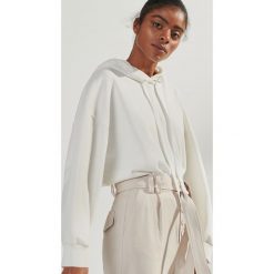 Bluza z napisem na plecach - Biały. Białe bluzy damskie Reserved, s, z napisami, bez rękawów, bez kaptura. Za 159,99 zł.