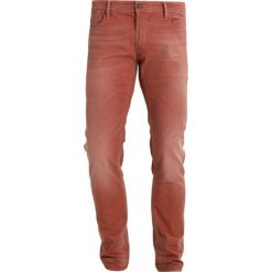Le Temps Des Cerises Jeansy Straight Leg red. Czerwone jeansy męskie regular Le Temps Des Cerises. W wyprzedaży za 375,20 zł.