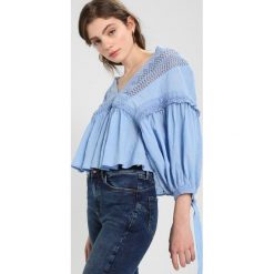 Free People DRIVE YOU MAD BLOUSE Bluzka blue. Niebieskie bluzki damskie marki Free People, bez wzorów, z bawełny, bez kołnierzyka, bez rękawów. W wyprzedaży za 350,35 zł.