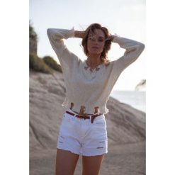 Ecru Krótki Sweter w Szpic z Efektem Rozdarcia. Swetry damskie Molly.pl, uniwersalny, bez wzorów, z jeansu, z krótkim rękawem, krótkie, bez kaptura. Za 99,90 zł.