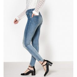 Dżinsy skinny. Niebieskie jeansy damskie ONLY, z bawełny, z standardowym stanem. Za 245,66 zł.