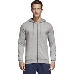 MĘSKA BLUZA ADIDAS ESSENTIALS (S). Bluzy męskie Adidas, s, z aplikacjami, z bawełny, sportowe, z kapturem, bez rękawów, z kapturem. W wyprzedaży za 179,99 zł.