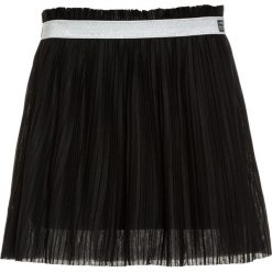 Retour Jeans PEBBLES Spódnica plisowana black. Czarne spódniczki damskie jeansowe Retour Jeans. W wyprzedaży za 151,20 zł.