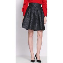 Granatowa Spódnica Carefully. Szare spódniczki damskie Born2be, bez wzorów, z tkaniny, eleganckie, mini, rozkloszowane. Za 39,99 zł.