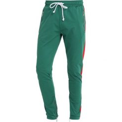 Spodnie dresowe męskie: Criminal Damage CAMDEN JOGGER Spodnie treningowe olive/red