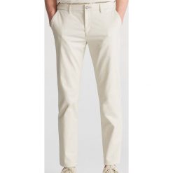 Chinosy slim fit - Beżowy. Brązowe spodnie męskie marki Reserved, m, bez wzorów. Za 129,99 zł.