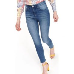 SPODNIE JEANSOWE SLIM. Niebieskie spodnie damskie Top Secret, na lato, bez wzorów, z jeansu. Za 99,99 zł.