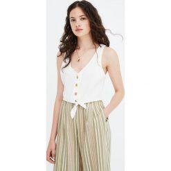 Krótki top z prążkowanego materiału z węzłem. Czarne topy damskie Pull&Bear, prążkowane. Za 59,90 zł.