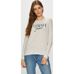 Tommy Jeans - Bluzka. Szare bluzki damskie marki Tommy Jeans, s, z nadrukiem, z bawełny, casualowe, z okrągłym kołnierzem. W wyprzedaży za 119,90 zł.