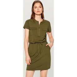 Sukienka z rozpinanym dekoltem - Khaki. Brązowe sukienki damskie marki Mohito, s, bez wzorów, bez kołnierzyka, bez rękawów. Za 89,99 zł.
