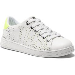 Sneakersy GUESS - FL5CRT LEA12 WHIYE. Białe półbuty damskie Guess, ze skóry ekologicznej. W wyprzedaży za 319,00 zł.