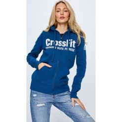 Reebok - Bluza. Niebieskie bluzy damskie z kieszeniami marki Reebok, s, z nadrukiem, z bawełny, z kapturem. W wyprzedaży za 219,90 zł.