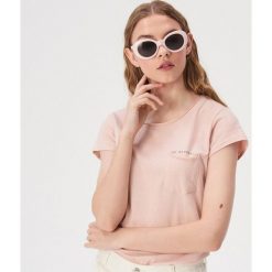 Koszulka basic z kieszenią - Różowy. Różowe koszulki damskie Sinsay, s, bez wzorów, bez kołnierzyka, bez rękawów. Za 14,99 zł.
